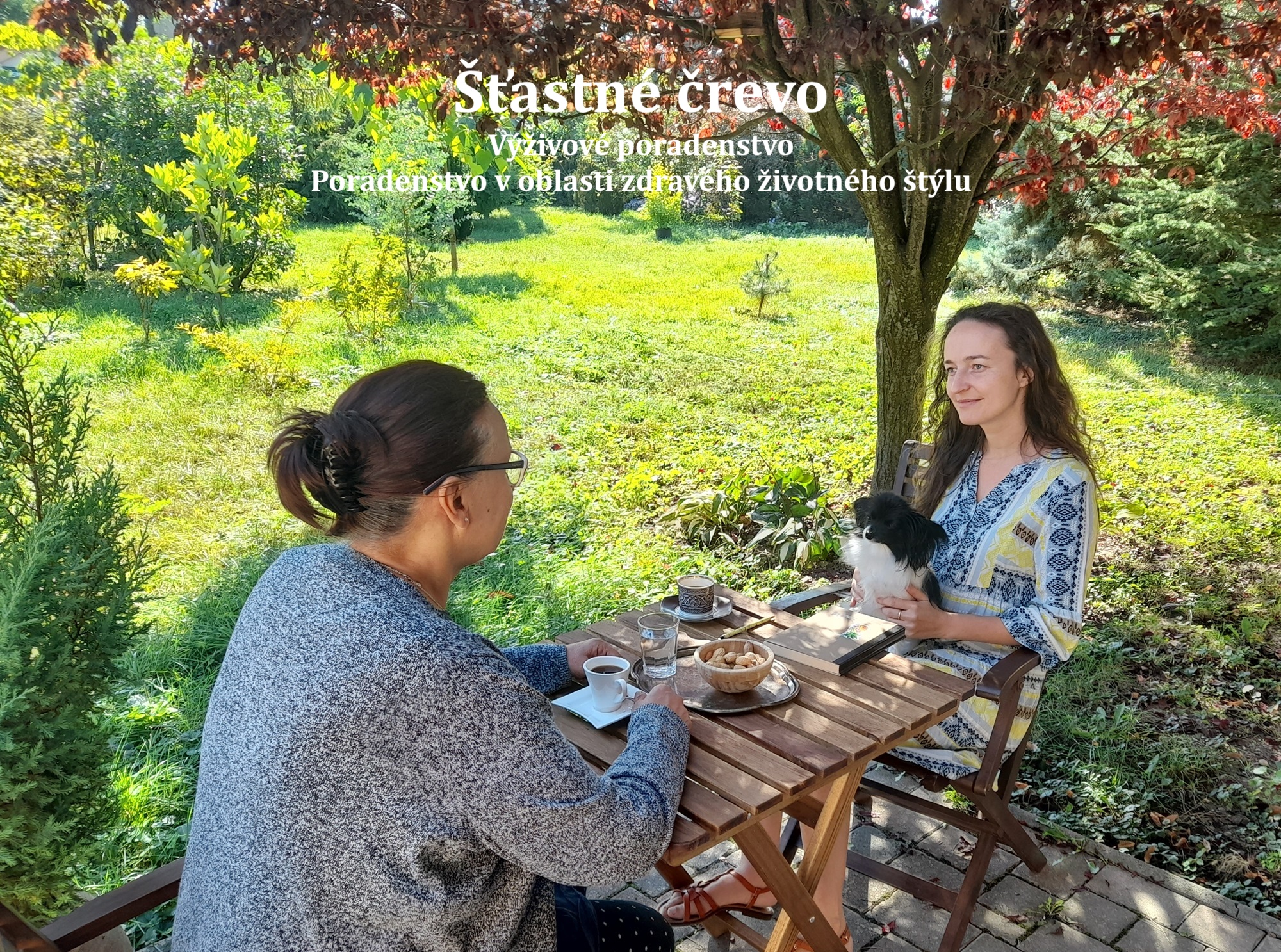 Konzultácia výživového poradcu s klientom na terase v záhrade