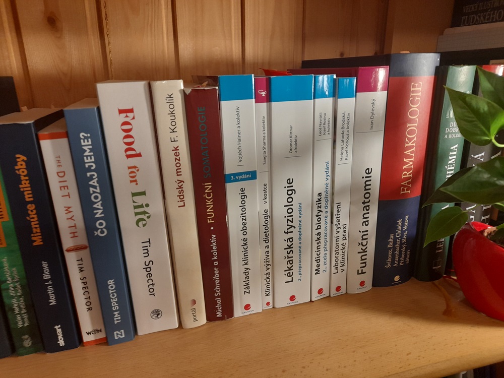 Knihy o zdravej výžive a medicíne na poličke v knižnici