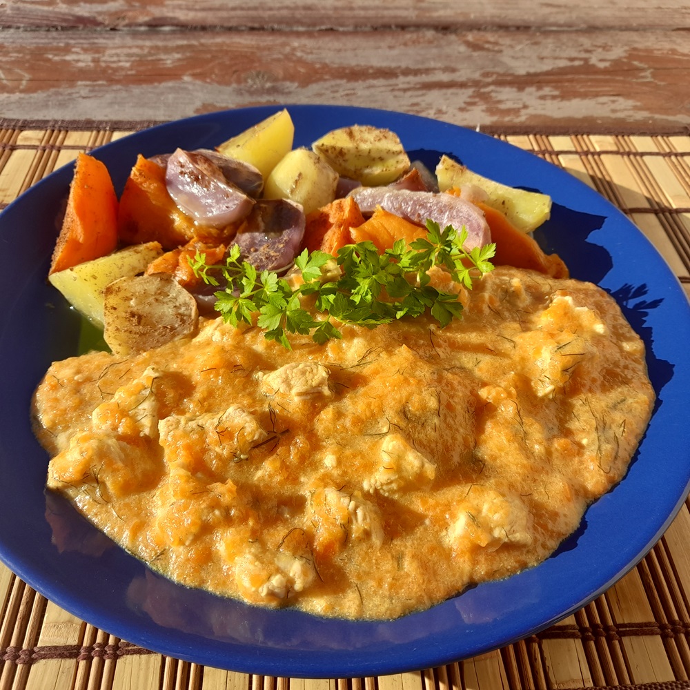 Morka v mrkvovo-kôprovej omáčke s pečenými zemiakmi a batátmi